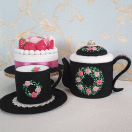 フェルト・刺繍のティーセット&ケーキ　黒にピンクのバラ　インテリア・置物の画像