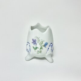 白磁のスミレのエッグ型小物入れ