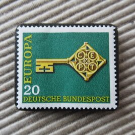 東ドイツ　切手ブローチ9553の画像