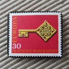 東ドイツ　切手ブローチ9554の画像