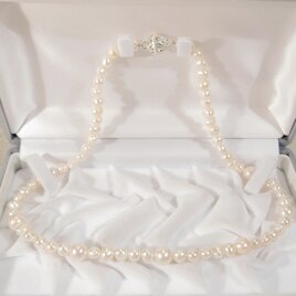 本真珠（淡水パール）のネックレス（長さ46cm、マグネット、ホワイト、ナチュラルカラー、セミバロック、ラインストーン）の画像