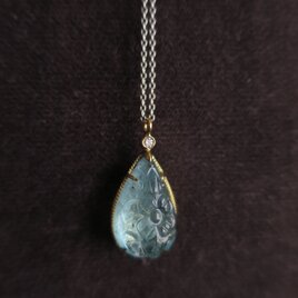 Ｋ18YG・Pt　Aquamarine Carving　Pendant Necklaceの画像