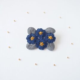 ［新作・受注制作］プリムラの刺繍ブローチ（navy）の画像