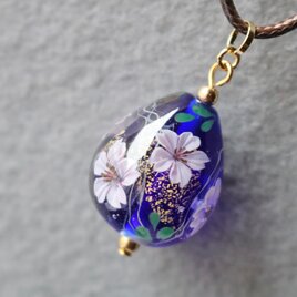 とんぼ玉ガラスペンダント桜(青）金箔入りの画像