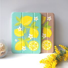 【ApplePencil収納付／三折り手帳型ソフトケースタイプ】レモン模様のiPadケースの画像