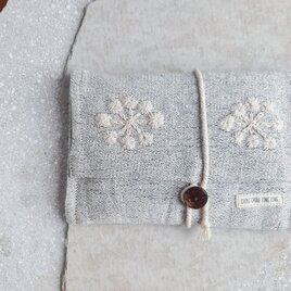 草木染めコットンの手刺繍ポーチ M/ 手織り/ 生成り 花/ 1点もの 紐巻きポーチの画像