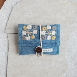 草木染めコットンの手刺繍ポーチ S/ 手織り/ 水色/ 1点もの 紐巻きポーチの画像