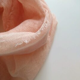 何度も洗ってふんわり柔らか♪リネンガーゼミニストール　天然染め　泥染め　肌なじみのいい淡ピンクの画像