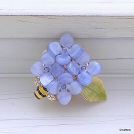 紫陽花とミツバチの帯留め（ブルー系）の画像