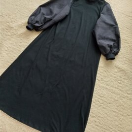 ブラックドットお袖のパフスリーブカットソーワンピースの画像