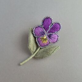 そっと咲く　ちいさなビオラのブローチ　野うさぎ　再販