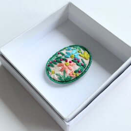 ビーズで飾った草花の小さな刺繍ブローチ(botanical）#252の画像