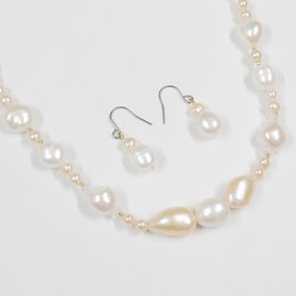 本真珠（淡水パール）のネックレスとピアスのセット（アジャスター、セミバロック、ナチュラルカラー、ホワイト、ピンク）の画像