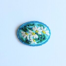 ビーズで飾った小さなカモミールの刺繍ブローチ(botanical）#253の画像