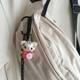 ＼うちの子！／白ネコ焦茶模様★見守り隊★大事な赤色ハートをギュッ！鈴付きイヤホンジャック｜ストラップ｜ボールチェーンの画像