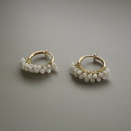 Half moon , mother of pearl earringの画像