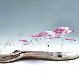 ガラスのキノコ　置物　オブジェ　紫ピンクうろこマダラ5本の画像