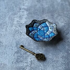ペルシャのエナメル皿（ミーナーカーリー）飾り皿　アクセサリートレイ　香皿　Φ11ｃｍ【010-034】の画像