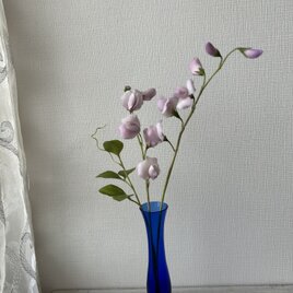 クレイの花(粘土).スイトピー.花器付きの画像