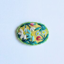 ビーズで飾った小さなカモミールの刺繍ブローチ(botanical）#253の画像