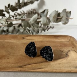 黒のニュアンス三角刺繍サージカルステンレスピアスの画像