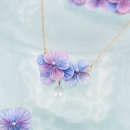 紫陽花のネックレス ♡手染めシルク /母の日　ギフト　透明　つまみ細工 和小物　空　あじさい　夏　の画像