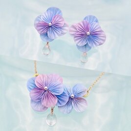 紫陽花のネックレス、耳飾りギフトセット♡手染めシルク /母の日　ギフト　透明　つまみ細工 和小物　空　あじさい　夏　夕暮れの画像