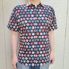 半袖和柄シャツ（猫家紋図）黒×衿生成りの画像