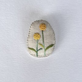 クラスペディアの花の刺繍ブローチの画像