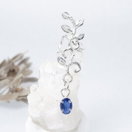 ～知的な青の天然石～　カイヤナイトの蔓飾りイヤーカフ　左耳用　天然石アクセサリーの画像
