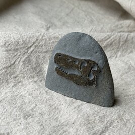 trex stone carving(側面)の画像