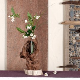 お気に入りの花を飾ってみませんか　流木の花器、木の花瓶、小さな花瓶、木の一輪挿し　８４の画像