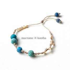 macrame ⌘ kantha カンタビーズと小さな天然石のマクラメブレスレット［マザーオブパール］ブルー×シルバーの画像