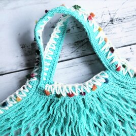 ネットバッグ　ターコイズ　手編みのポンポン毛糸の飾り　メッシュバッグ　マルシェバッグ　エコバッグ　コンパクトの画像