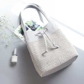夏のかご 軽量で大容量巾着型トートバッグ 編みｘPU【ライトグレー】タウンでもオフィスでも洗練カジュアルコーデ