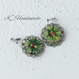 チェコガラスボタン　ラインストーンとグリーンのお花のイヤリングの画像