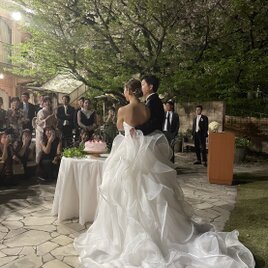 華やか ウェディングドレス ベアトップ ラッフルフリル オフホワイト ロングトレーン 結婚式の画像