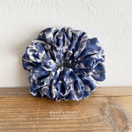 おしゃれな イタリア 製 リネン ペイズリー 青 x グレー 花柄 ナチュラル ボリューム シュシュ ヘアゴムの画像