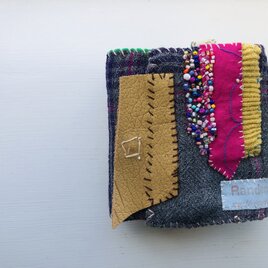 財布　布財布　ハンドメイド　手縫い　刺繍　パッチワーク　二つ折り　1977の画像