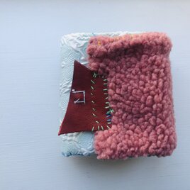 財布　布財布　ハンドメイド　手縫い　刺繍　パッチワーク　二つ折り　1974の画像