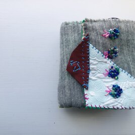 財布　布財布　ハンドメイド　手縫い　刺繍　パッチワーク　二つ折り　1975の画像