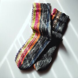 ウールの手編み靴下「ストライプ（グレー、オレンジ）」
