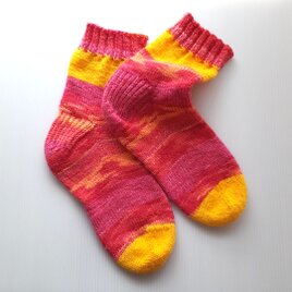 ウールの手編み靴下「リボン」