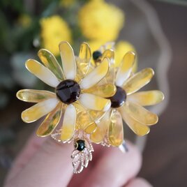 ひまわりのポニーフックガラス 鮮やかなイエロー◾︎仕上げ金具を帯留めブローチに選択可能 向日葵