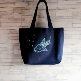 【手刺繍】ジンベイザメとぷくぷく泡　帆布のミニトートバッグ　ネイビー　コットン　手提げ　ランチバッグ　Sサイズの画像