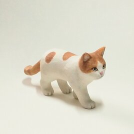 小さな木彫り猫〈歩く〉の画像