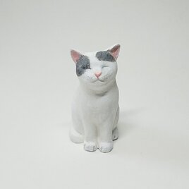 小さな木彫り猫〈おすわり(グレー白)〉の画像