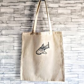 シンプルなジンベイザメの刺繍　トートバッグ　ショルダーバッグ　ベージュ　マチなし　A4サイズ収納可能　Ⅿサイズの画像