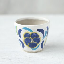 水面に浮かぶ青い椿花のカップの画像