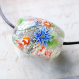 睡蓮と金魚のとんぼ玉（ガラス玉）泡入り　の画像
